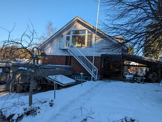 Vuokra-asunto Tampere Kissanmaa 5 + Näkymä Tiilikadulta pihaan.