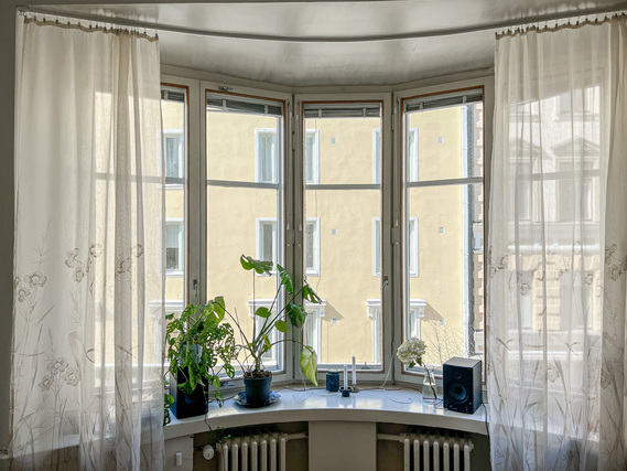 Vuokra-asunto Helsinki Kamppi Kaksio Upea, erittäin tilava vaatehuoneellinen kaksio erkkeri-ikkunoin, arvostetulla sijainnilla Kampissa!