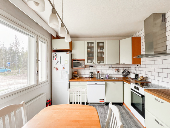 Rental Vantaa Martinlaakso 4 rooms Tilava keittiö jonne mahtuu hyvin isompikin ruokapöytä