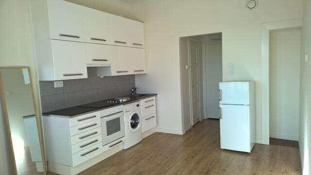 Rental Helsinki Kamppi 1 room Kaari-ikkunat länteen ja näkymä Annantalon yli