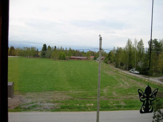 Vuokra-asunto Isokyrö Ikola Kaksio Värikäs keittö, joka sisältää kaikki tapeelliset laitteet ja varusteet sekä astiat. Tiskiallas ja astianperukone jää oikealle. Keittiössä myös pöytä ja tuolit.