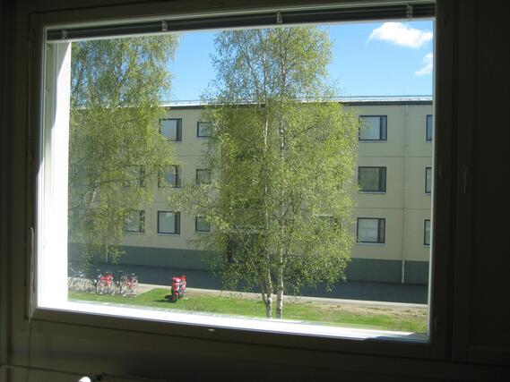 Vuokra-asunto Vaasa Huutoniemi Yksiö Asunto on tätysin kalustettu ja varusteltu. Olohuoneessa on ikkuna. Vasemmalle jaää keittokomero, jossa myös on ikkuna.