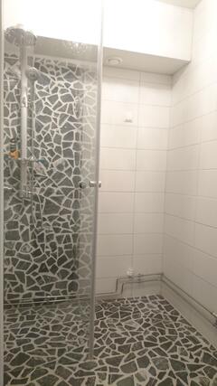 Rental Virrat Virrat 4 rooms Tyylikäs kylpyhuone. Materiaalit laatta ja graniitti. Pesukoneliitäntä.