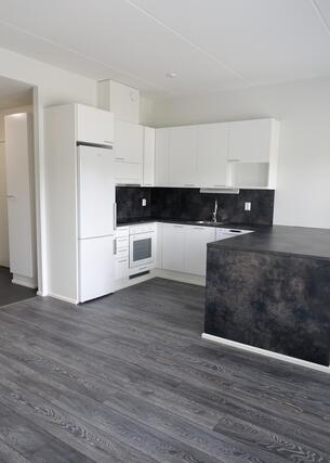 Rental Raahe Pyhtilä 2 rooms Keittiössä leveä pöytätaso toimii myös ruokapöytänä.