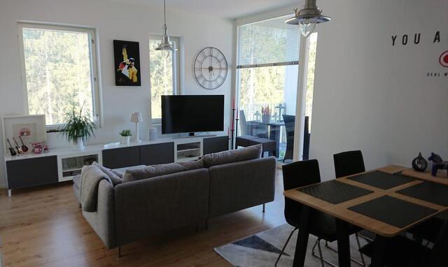 Rental Espoo Järvenperä 3 rooms Olohuone ja käynti parvekkeelle