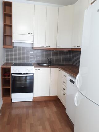 Rental Joensuu Keskusta 2 rooms Toimiva keittiö, jonka varustukseen kuuluu mm. astianpesukone, jääkaappipakastin ja mikro.