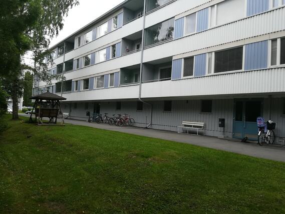 Vuokra-asunto Seinäjoki Uppa 3 huonetta Talon etupihaa.