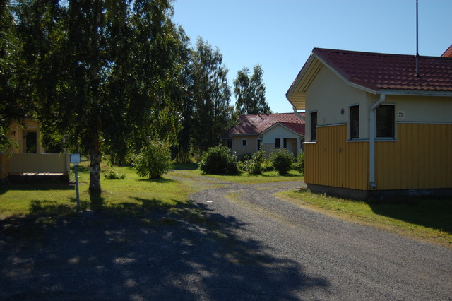 Vuokra-asunto Pyhäjoki Parhalahti Kaksio Piha-alue parkkipaikalta katsottuna