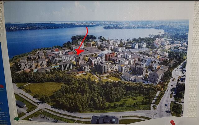 Vuokra-asunto Tampere Härmälänranta 3 huonetta Kerrostalon julkisivu Pyhäjärven suunnasta