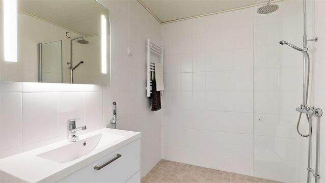 Rental Kemiönsaari Taalintehdas 2 rooms Tyylikäs laatoitettu kylpyhuone