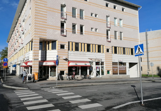 Autohallipaikka Vaasa Keskusta  Sisäänajo autohalliin Olympiakadulta. Nosto-ovi näkyy kuvan oikeassa reunassa.