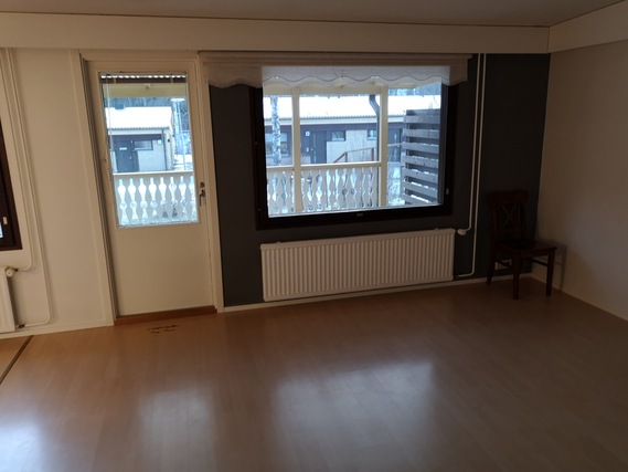 Rental Janakkala Seppälä 3 rooms Asunto on rinnetontilla. Tikkaat ovat tässä kuvassa terassin valokatteen uusimista varten.