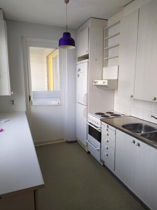 Rental Oulu Tuira 2 rooms Valoisan asunnon tilat ovat väljät, olohuone ja keittiö avautuvat itään