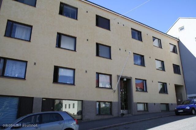 Vuokra-asunto Helsinki Alppiharju Kaksio 2-kerroksen asunto kadulta