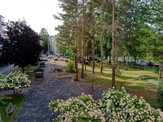 Vuokra-asunto Tampere Hervanta Kaksio Avokeittiöstä avautuu avara näkymä olohuoneeseen ja eteiseen.