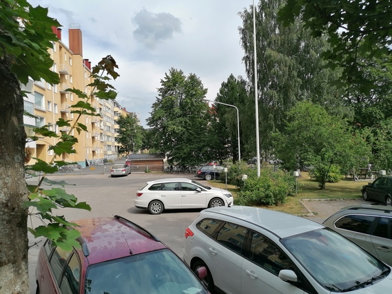 Vuokra-asunto Jyväskylä Keskusta 4 huonetta Viihtyisä,avara piha, toisaalta runsaasti autopaikkoja.