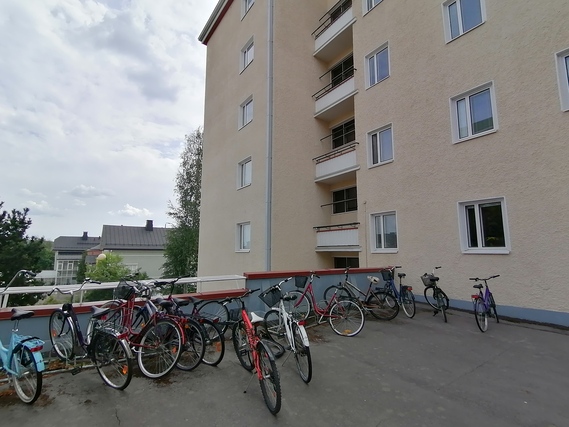 Vuokra-asunto Jyväskylä Jyväskylä 4 huonetta Avaralla pihalla on runsaasti autopaikkoja ja iso pyöräparkki.