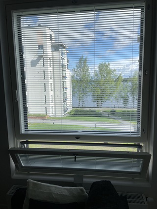 Vuokra-asunto Tampere Härmälänranta Kaksio Näkymä makkarista parvekkeelle ja pyhäjärvelle