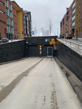 Autohallipaikka Tampere Ratina  Sisäänajo Voimakadulta halliin.