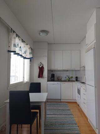 Vuokra-asunto Rovaniemi Keskusta Kaksio Keittiö, jossa on astianpesukone, liesi uunilla ja jääkaappi sekä pakastin.
