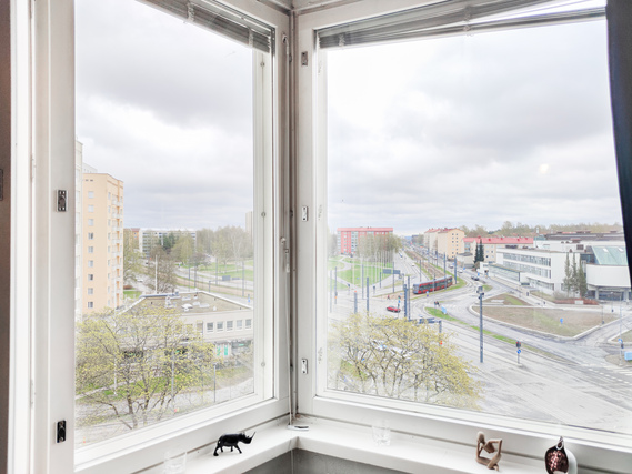 Vuokra-asunto Tampere Tammela Yksiö Asunnon erkkeri-ikkunasta on avarat näkymät Sammonkadun ja Teiskontien risteykseen.
