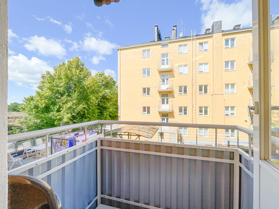 Vuokra-asunto Helsinki Alppila Kaksio Parvekkeelta on näkymät rauhalliselle pihalle.