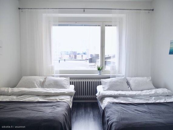 Vuokra-asunto Tampere Keskusta Kaksio Asunnon makuuhuoneessa on kaksi 140cm leveää parisänkyä