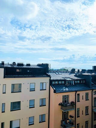 Vuokra-asunto Helsinki Etu-Töölö Yksiö Valoisa yksiö isolla ikkunalla -näkymä kattojen yli Finlandiatalolle