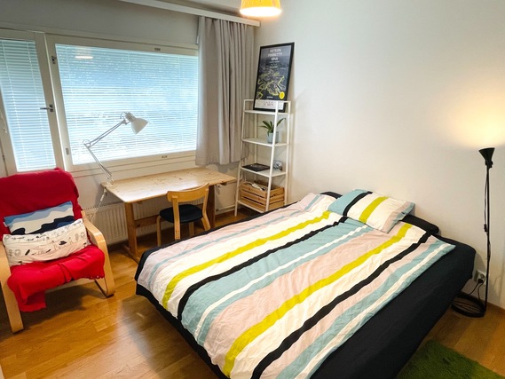 Vuokra-asunto Helsinki Latokartano Kaksio Comfortable double bed, blinds and blackout curtain provide privacy and good sleep.