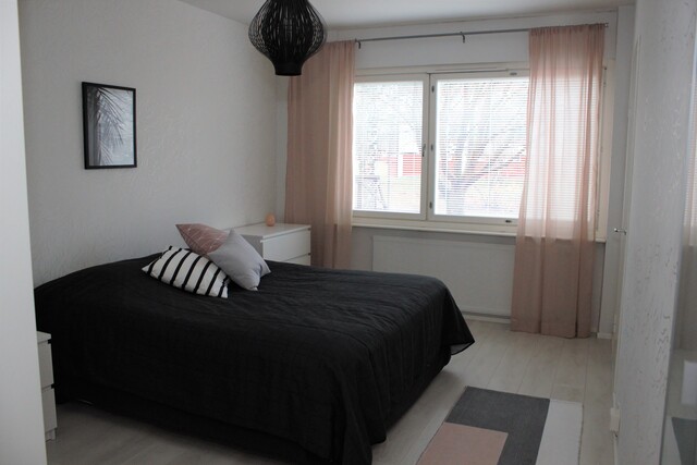 Rental Tampere Kaleva 2 rooms Tilava makuuhuone, jossa vaatekaappi ja vaatehuone