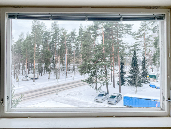 Vuokra-asunto Hyvinkää Keskusta Yksiö Näkymä ikkunasta länteen! Asunto saa uudet ikkunat vielä vuoden 2022 puolella.