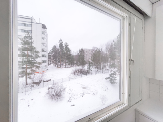 Vuokra-asunto Helsinki Kontula Yksiö Näkymät ulos keittiön ikkunasta.