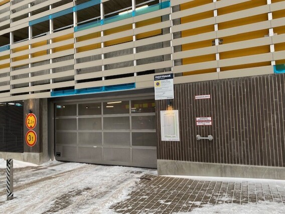 Autohallipaikka Espoo Perkkaa  Pysäköintihallin sisäänkäynti.