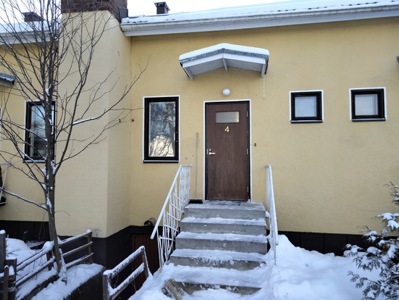 Vuokra-asunto Oulu Välivainio 3 huonetta Asunnon ulko-ovi talvella.