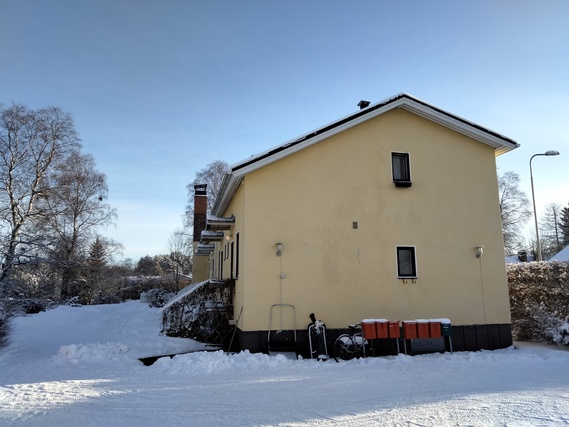 Vuokra-asunto Oulu Välivainio 3 huonetta Asunnon ulko-ovi talvella.