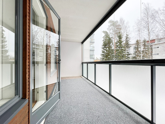 Vuokra-asunto Helsinki Aurinkolahti Yksiö Tilavan huoneen yhteydessä avokeittiö ja käynti parvekkeelle.