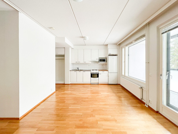 Vuokra-asunto Helsinki Aurinkolahti Yksiö Tilavan huoneen yhteydessä avokeittiö ja käynti parvekkeelle.
