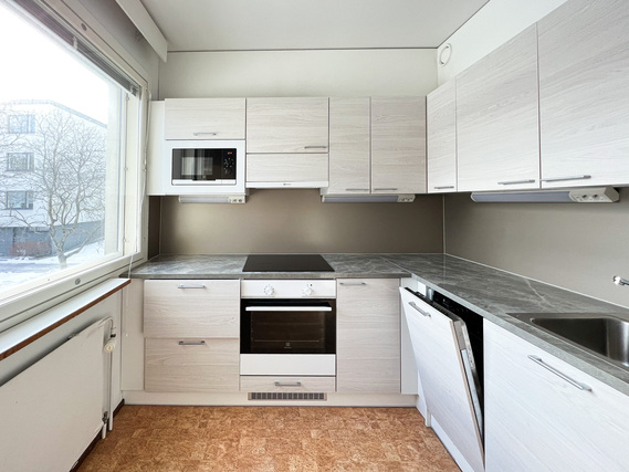 Vuokra-asunto Helsinki Laajasalo Yksiö Ihastuttava ja siistipintainen koti lasitetulla parvekkeella, näkymät sisäpihan suuntaan.
