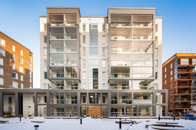Vuokra-asunto Tampere Ranta-Tampella Kaksio Kuudennen kerroksen asunnossa on iso lasitettu parveke