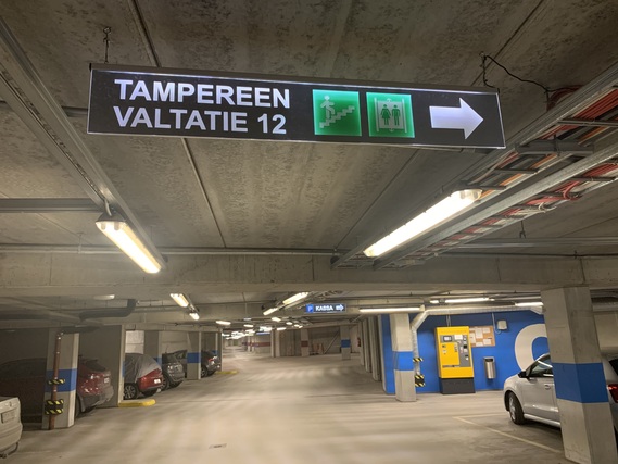 Autohallipaikka Tampere Ratina  Hyvä sisäänajo luiskaa alaspäin. Luiska on talvella lämmitetty ja siten aina sulana.