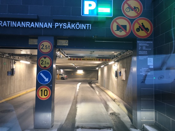 Autohallipaikka Tampere Ratina  Hyvä sisäänajo luiskaa alaspäin. Luiska on talvella lämmitetty ja siten aina sulana.