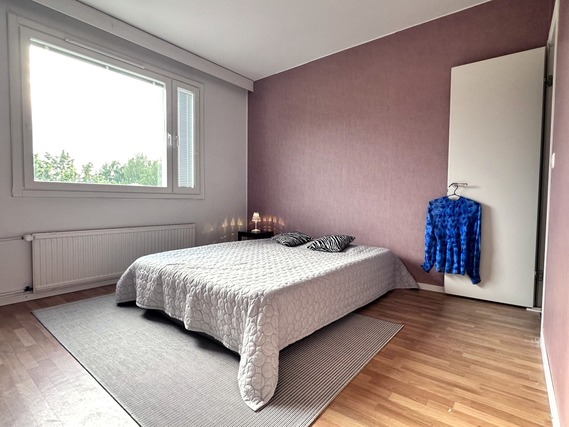 Rental Kangasala Liuttu 4 rooms Toinen lännen puoleisista makuuhuoneista, jossa on oma vaatehuone.