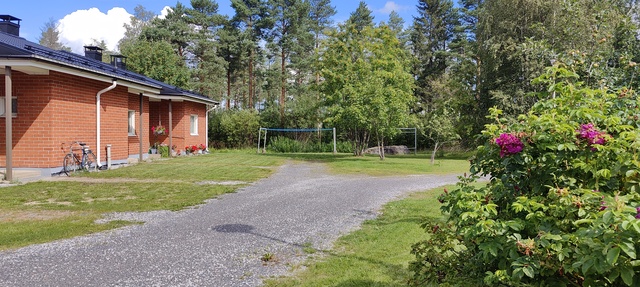 Vuokra-asunto Pyhäjoki Pohjankylä Kaksio Hietatie 9 sijaitsee päättyvän tien päässä. Etupiha