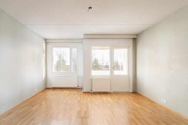 Rental Kangasala Mäntyveräjä 2 rooms Olohuoneesta käynti parvekkeelle, myös sievä erkkeri