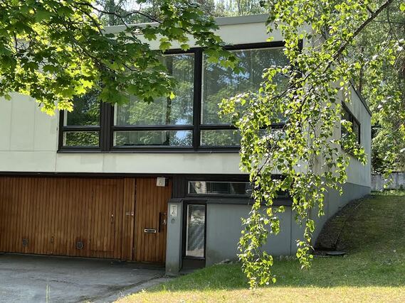 Vuokra-asunto Helsinki Lehtisaari 5 + Rivitalon uniikki päätyasunto, josta ikkuna avautuu puistoon ja merikin pilkottaa.