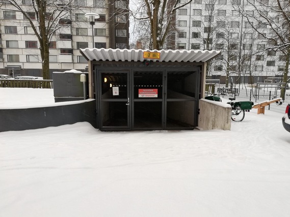 Autohallipaikka Turku Keskusta, itäinen  Parkkihalliin ajo autolla on sisäpihan kautta. Kuva kadulta.