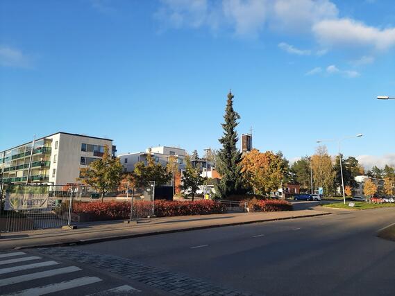 Vuokra-asunto Espoo Karakallio Kaksio Kesäinen kuva torin laidalta