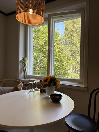 Vuokra-asunto Raasepori Ekenässtad Yksiö Isossa olohuoneessa viihtyy ilallisella suurempikin porukka. Toimii myös etätyöhön tai pienen ryhmän palaveeraamiseen.