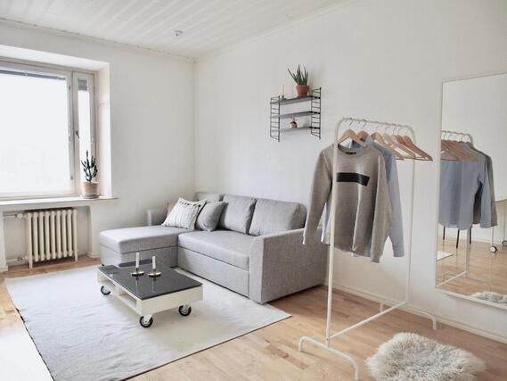 Rental Tampere Pyynikki 1 room Asunto on kattavasti kalustettu. Makuualkovissa on 140cm leveä parisänky. Olohuoneessa on yksi 140cm leveä parisänky sekä vuodesohva 140cm makuualalla.