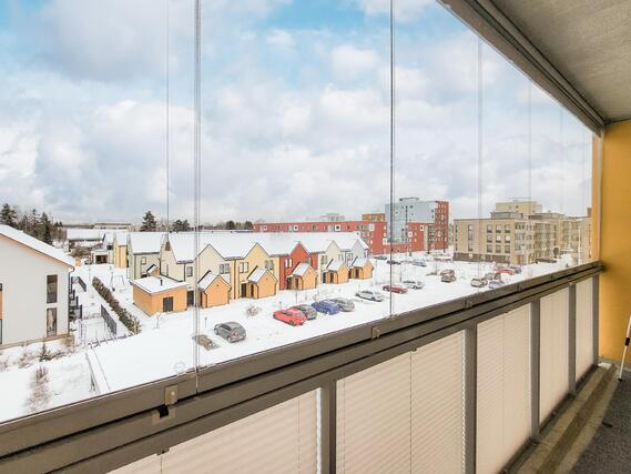 Vuokra-asunto Vantaa Koivuhaka Kaksio Näkymä lasitetulta parvekkeelta
